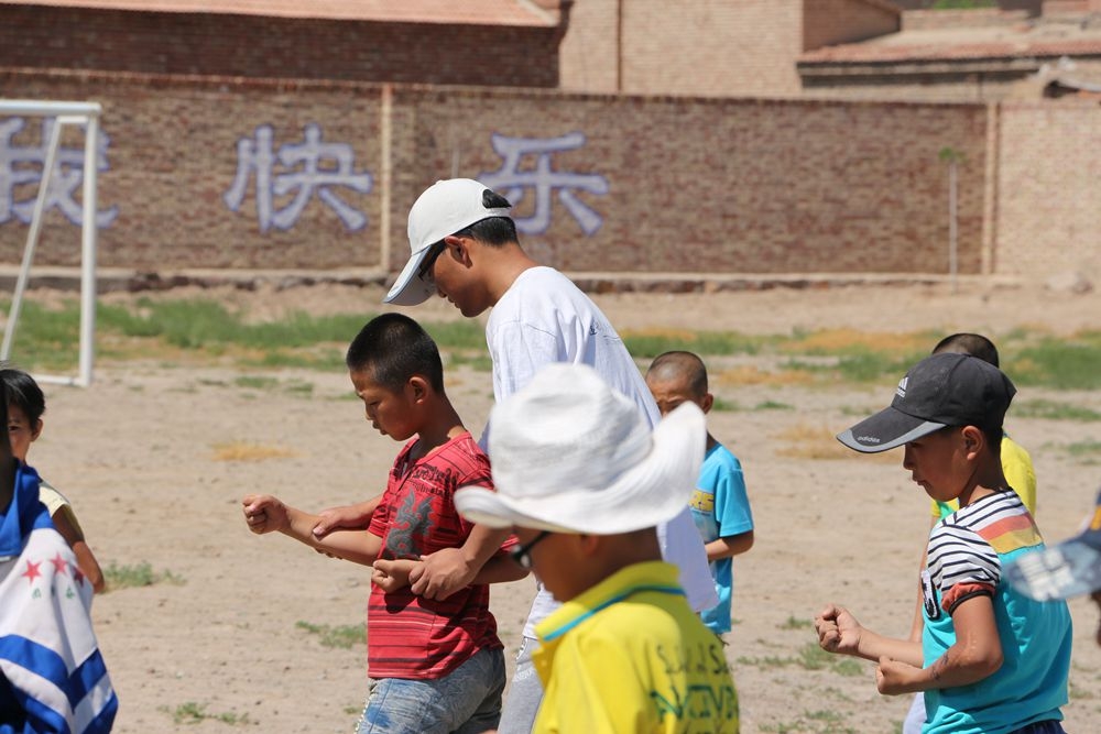 队员在给学生们进行武术基础动作指导