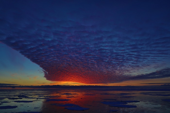 南极浮冰区火烧云
