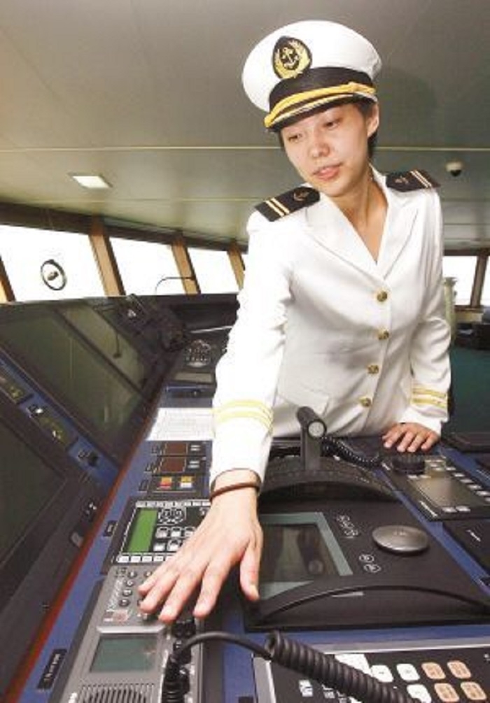 2009年10月，我校谢洁英老师参加中国第26次南极科考，成为“雪龙号”历史上首位女性驾驶员