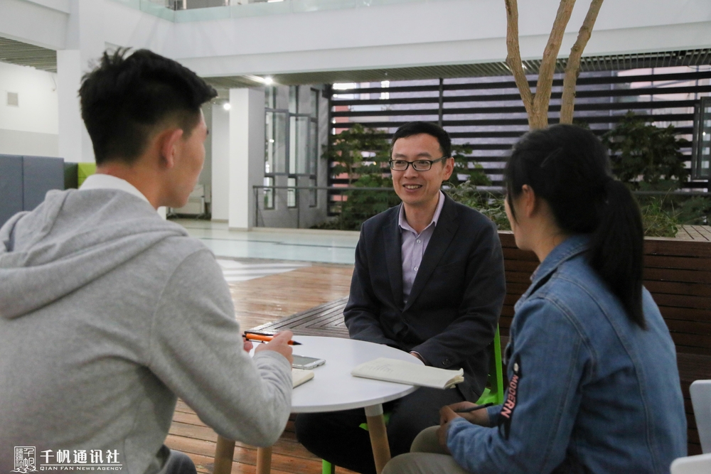学生记者现场采访李晓峰老师