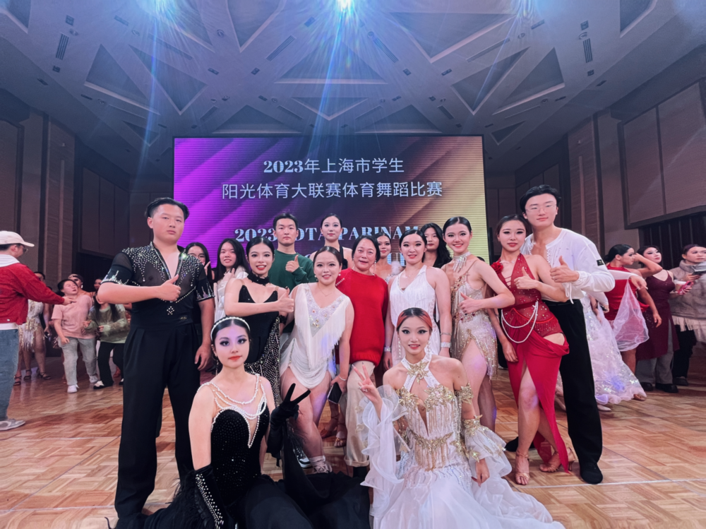 参赛队员与教练、领队合影