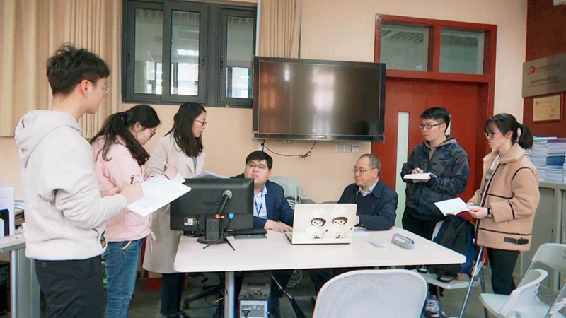 指导老师对参赛队员认真指导