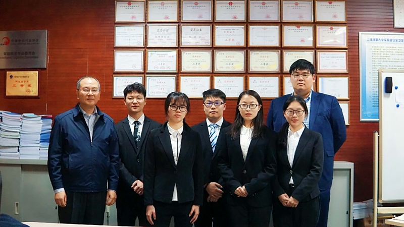 出征前全体队员在实验室