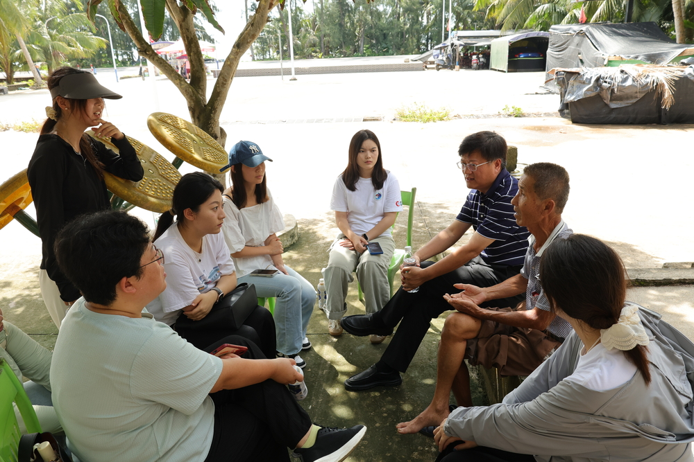 “更路拾光实践队”就”更路簿“对海南渔民进行调研