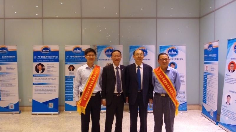 交通运输部总工程师周伟与我校获奖代表合影