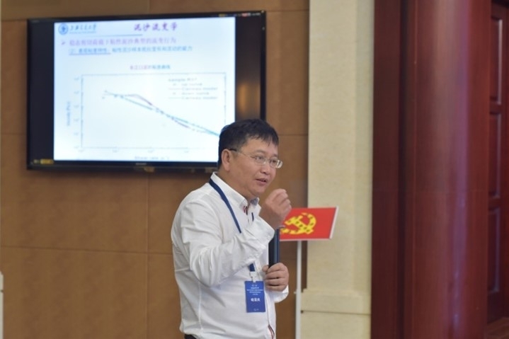 喻国良教授作专题报告