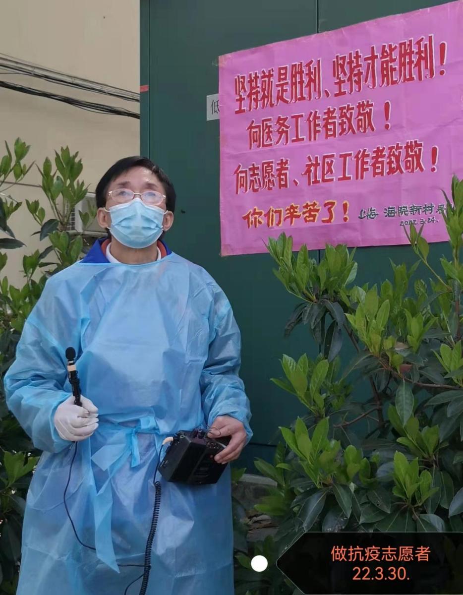 图8：退休党总支第一支部书记丁福生在小区向居民作防疫宣传