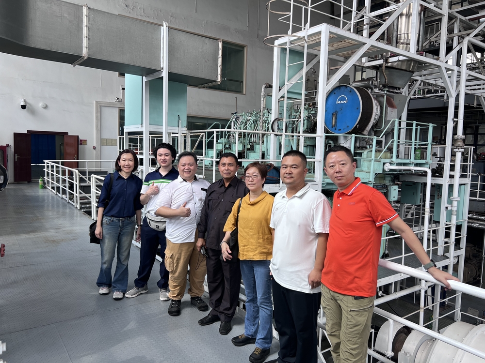 参观自动化机舱