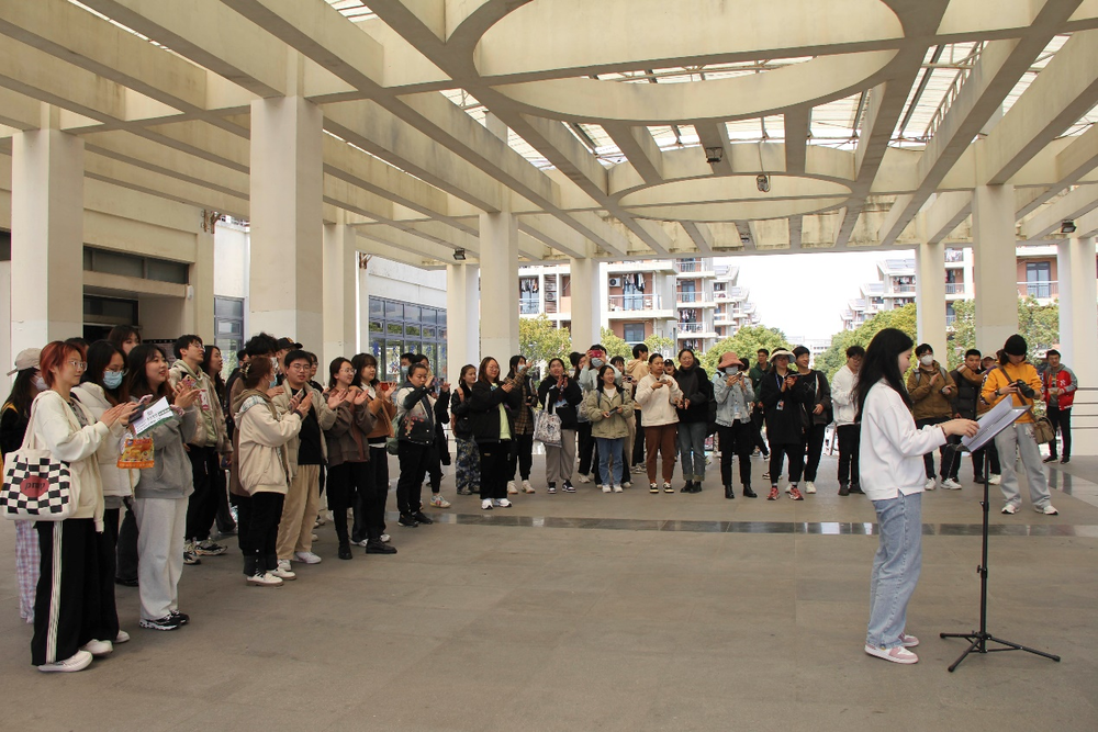 校内大批观众驻足观看