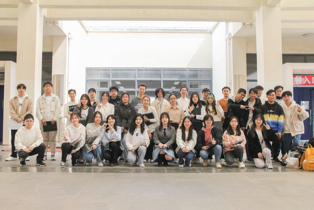 合唱团学生演唱后合影