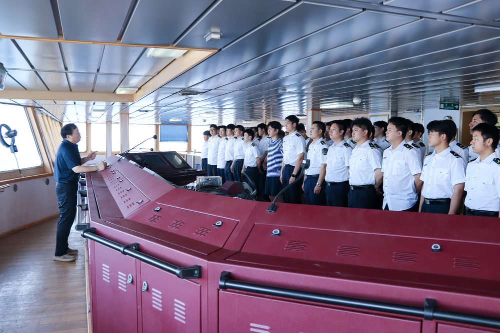 “育明轮”轮机长路来学作主题分享