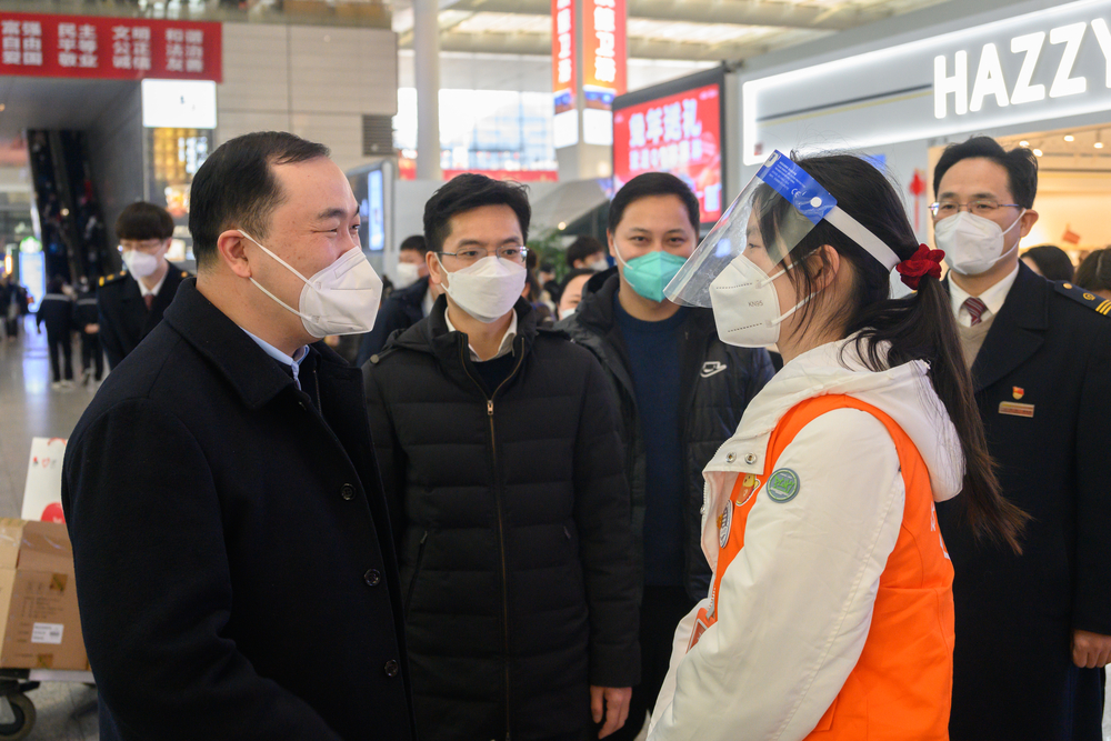 领导慰问学校志愿者