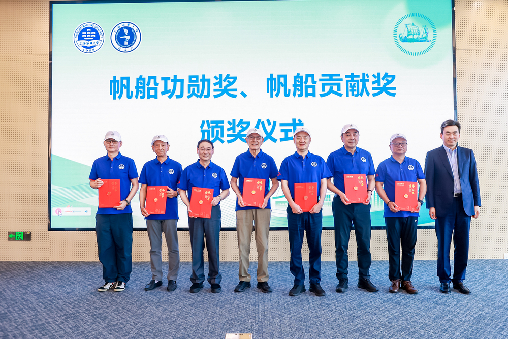 初北平校长颁发帆船运动功勋奖