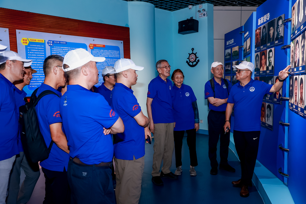 校友参观商船学院院史馆