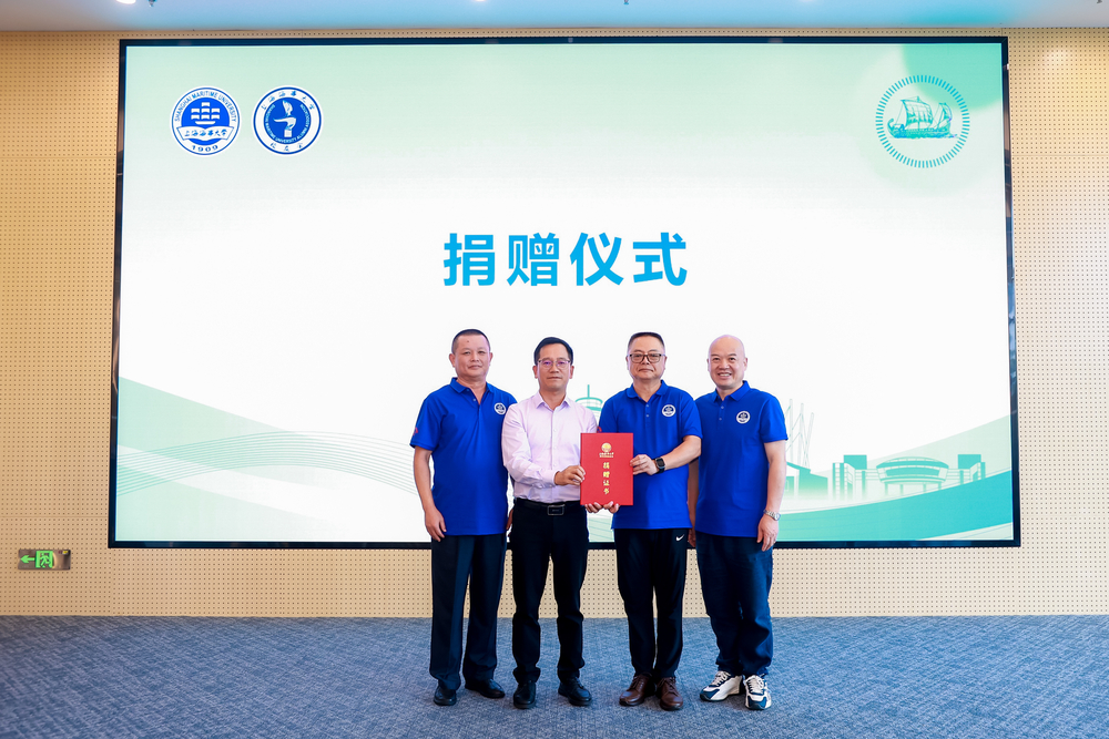 秦立卿理事长向队员代表颁发捐赠证书