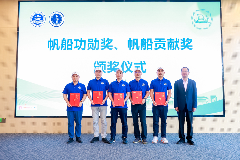 曹荣瑞副书记颁发帆船运动贡献奖