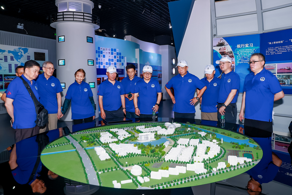 校友参观校史馆