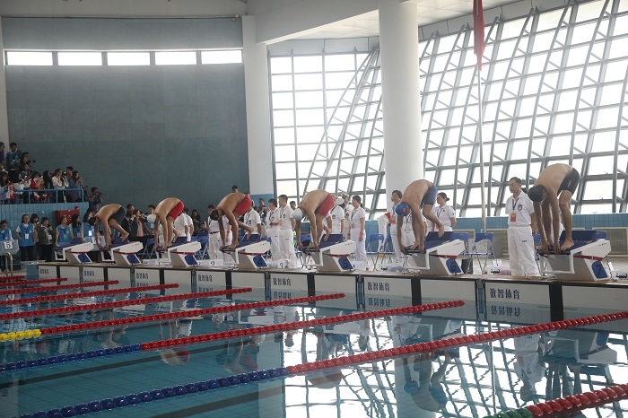 运动员们听枪待发