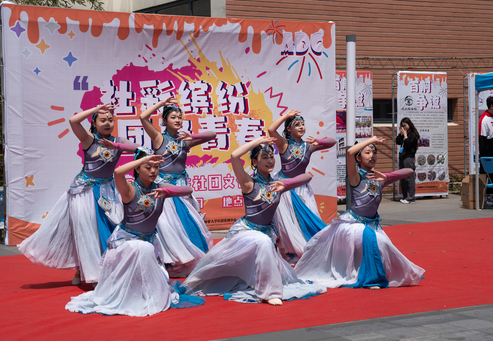 舞蹈团表演民族民间舞蹈