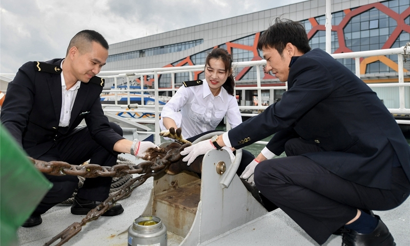 在开航前检查客船设备