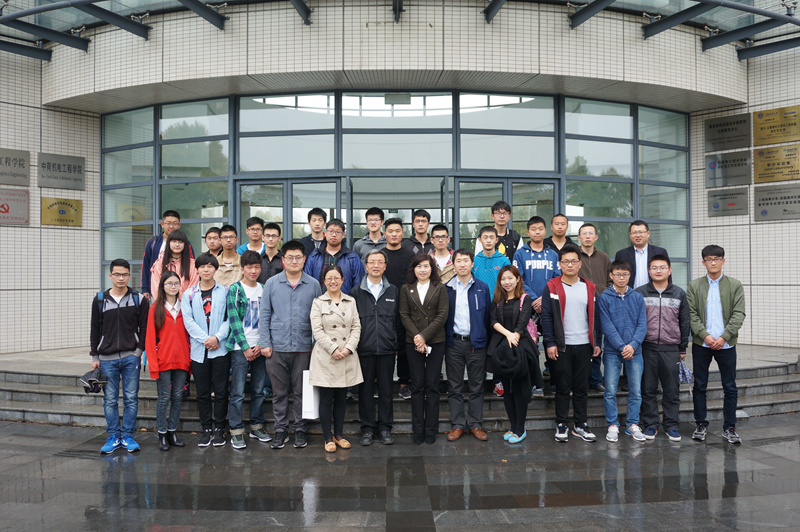 参加助学金发放仪式