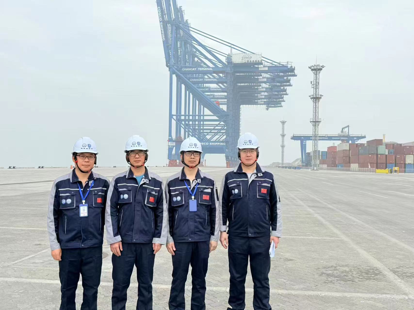 团队老师在钱凯港留影，从左至右：刘昭、李希垒、郑培、王冰