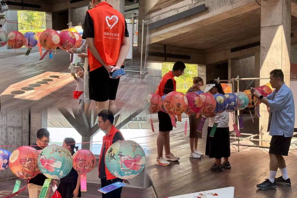 志愿者引导游客猜灯谜，品传统文化韵味