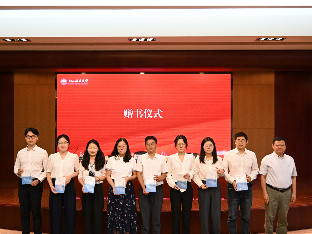 宋宝儒向新进教职工代表赠书