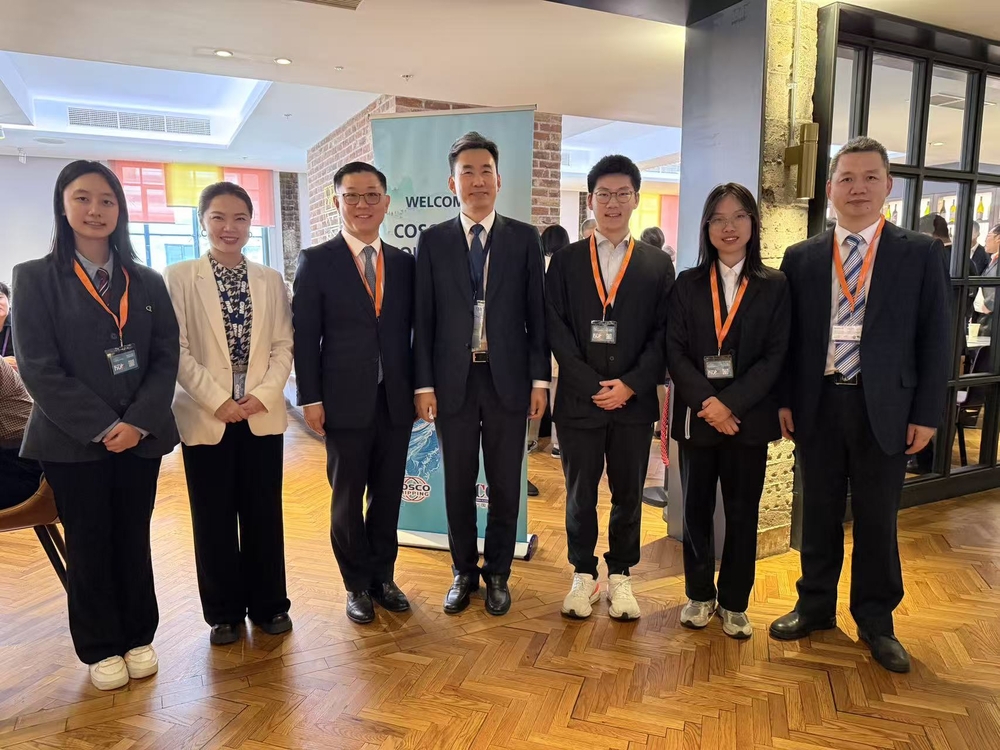 初北平与我校在伦敦实习的学生合影