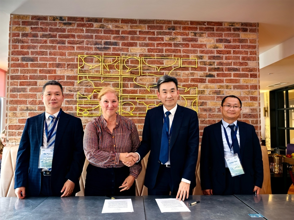 初北平与国际海事论坛（GMF）总裁约翰娜•克里斯滕森签约合影