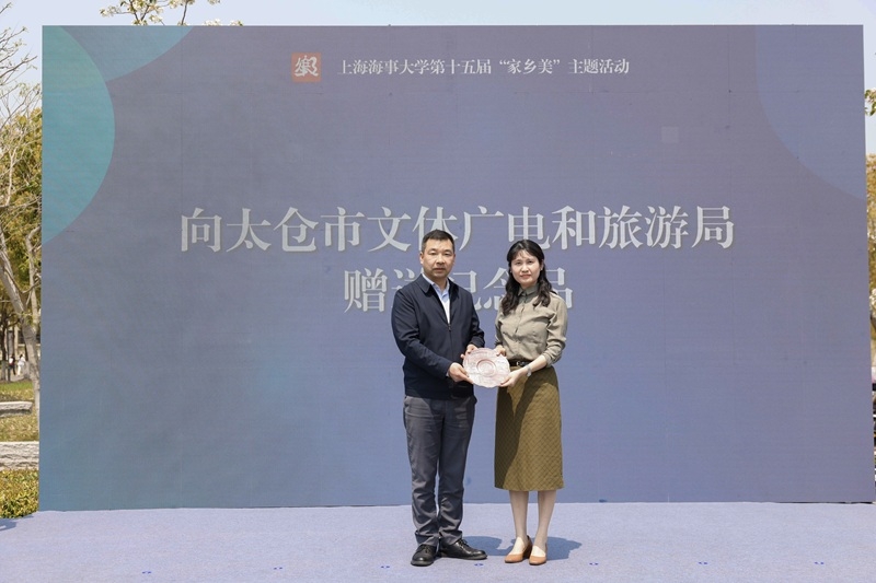 向太仓市文体广电与旅游局赠送学校纪念品