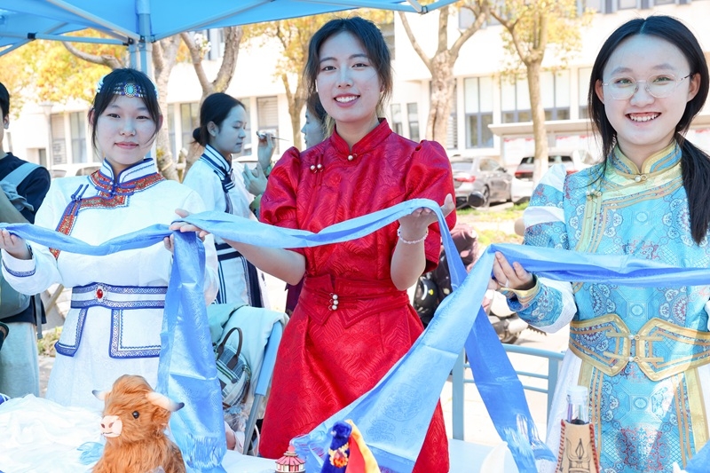 内蒙古代表队向观众献上哈达