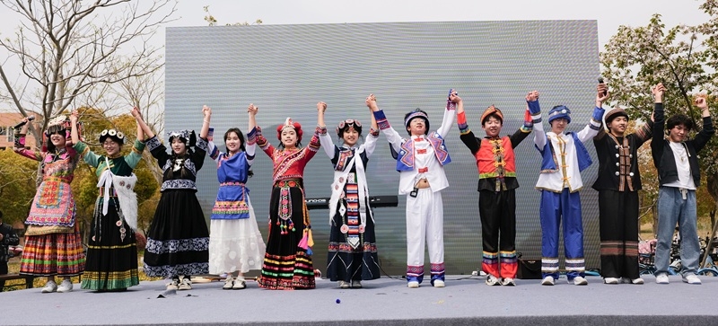 云南代表队表演舞台剧《爱在三跺脚》