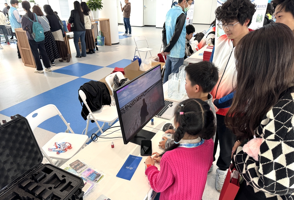 小朋友体验数字海墙演示