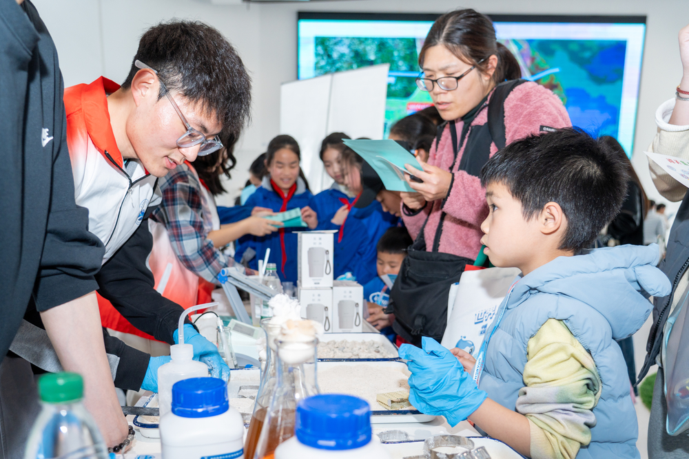 志愿者科普珊瑚砂加固实验