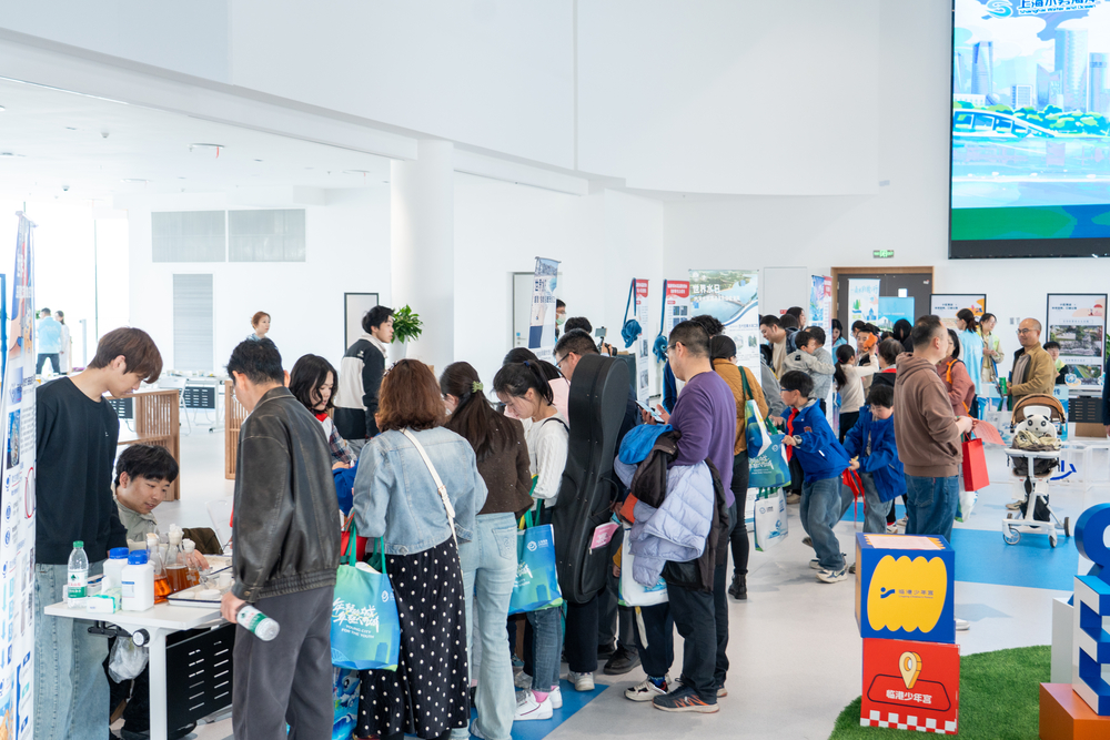 科普摊位吸引大量市民驻足