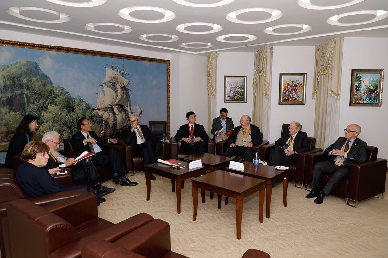 黄有方校长会前热情接待了与会嘉宾