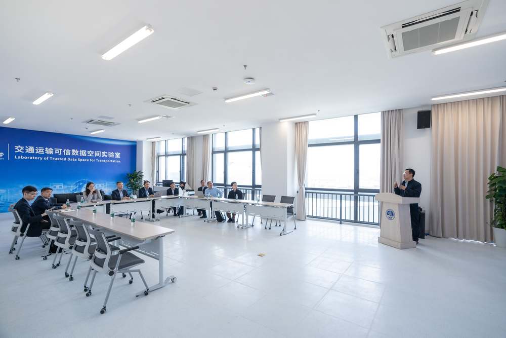 参观学校海洋与法治数据基座研发中心