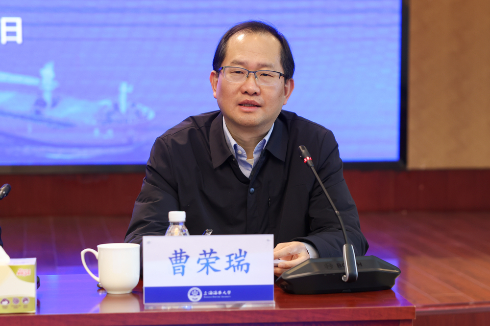 党委副书记曹荣瑞主持会议