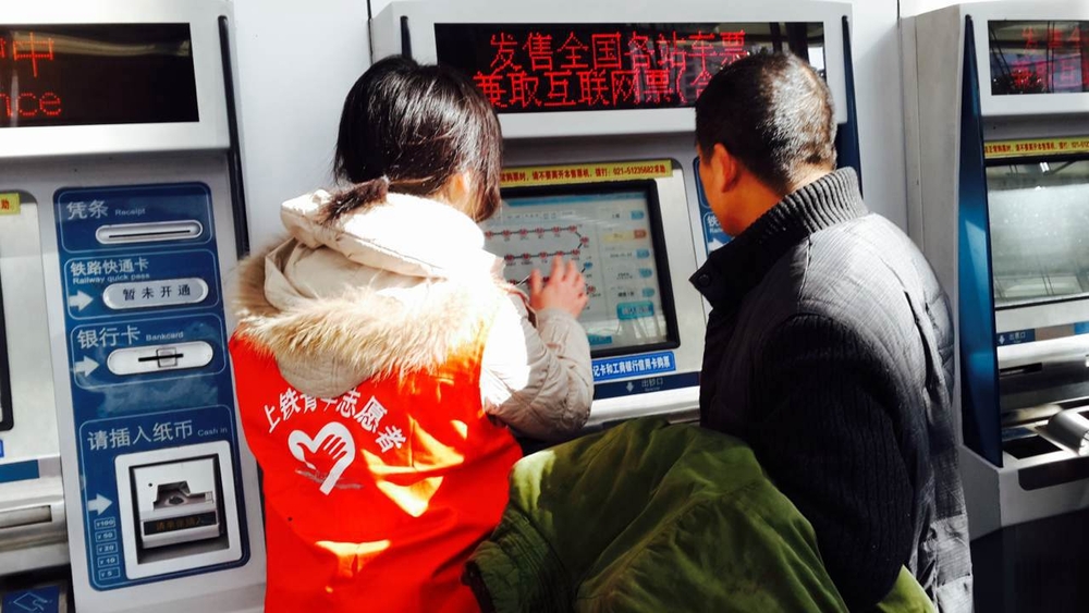 自助购票机前忙碌的“小海燕”