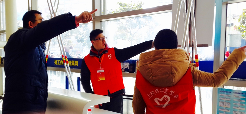 “小海燕”为旅客指路