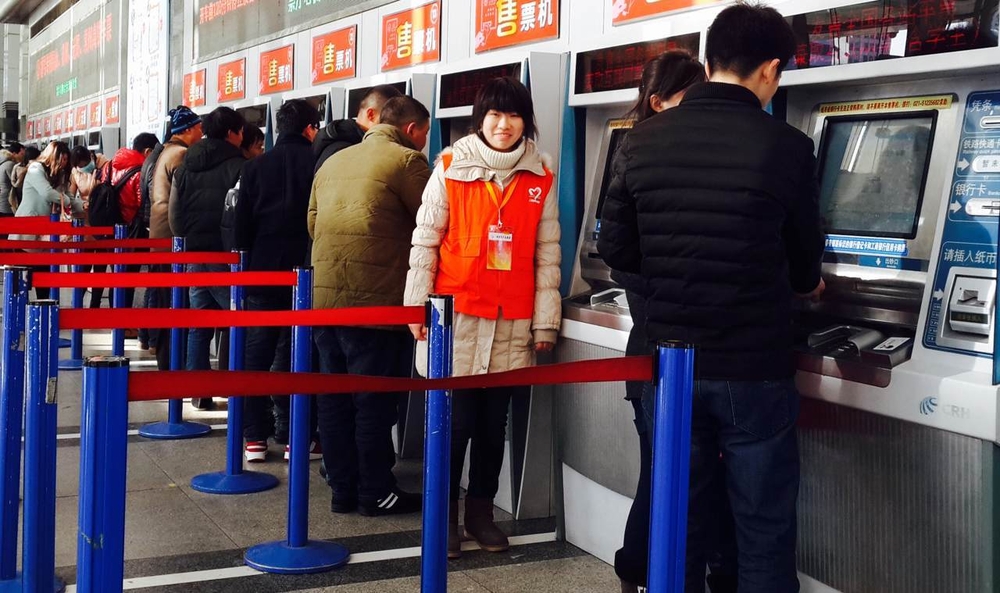 灿烂的笑容给严寒的此刻留下一抹温暖