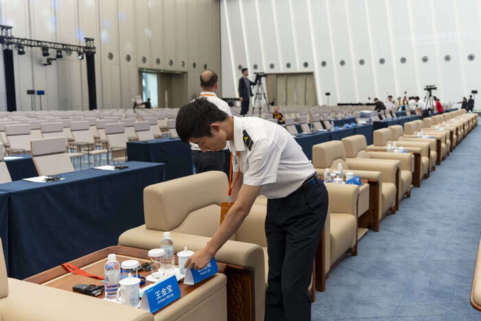 滴水湖航运大会志愿者协助完成会务工作