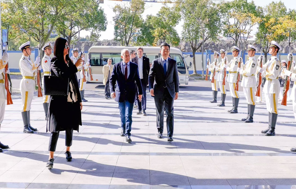 初北平校长迎接斯特凡诺斯•吉卡斯副部长