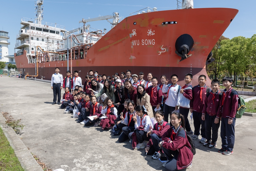 参观“吴淞”号组合式模拟液货船