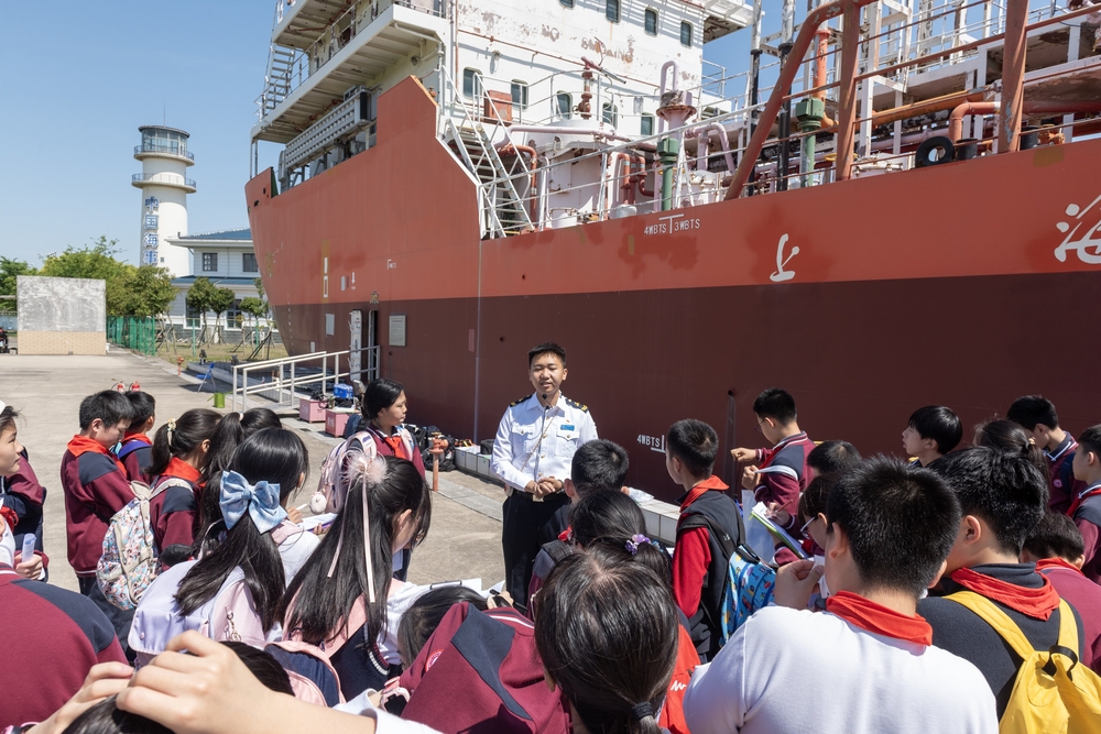 参观“吴淞”号组合式模拟液货船