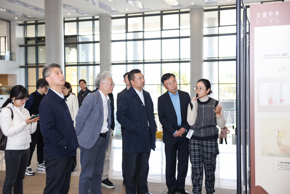 出席嘉宾跟随上海档案馆的讲解观展