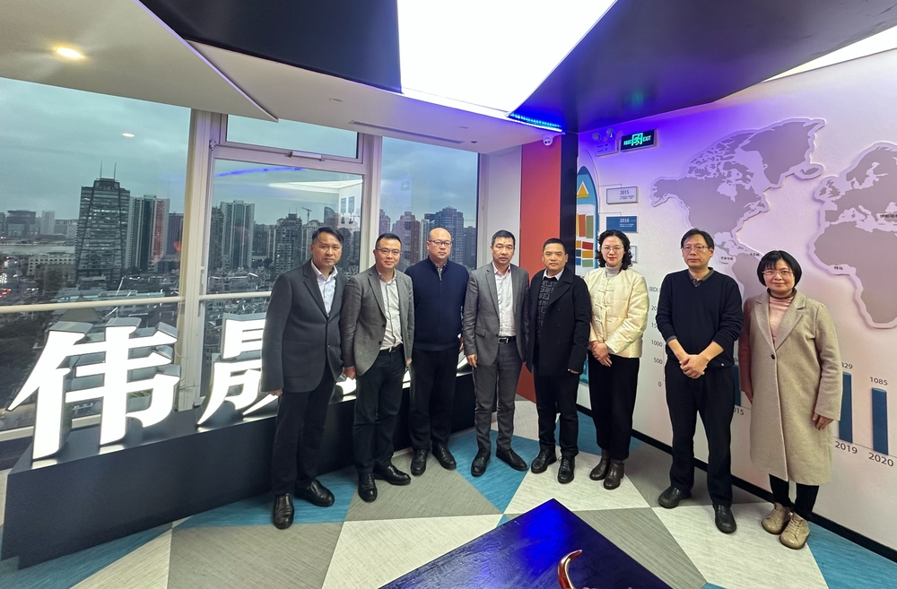 上海伟晟控股集团合影