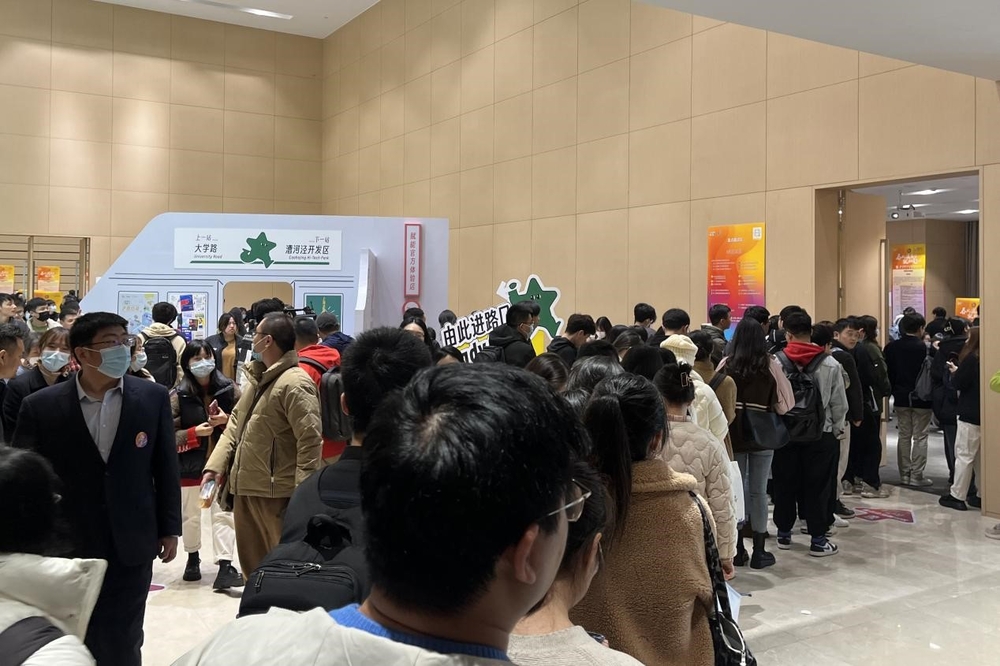 学生参加“沪岗行动”招聘会1