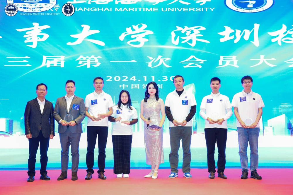 秦立卿为新一届秘书处成员颁发聘书